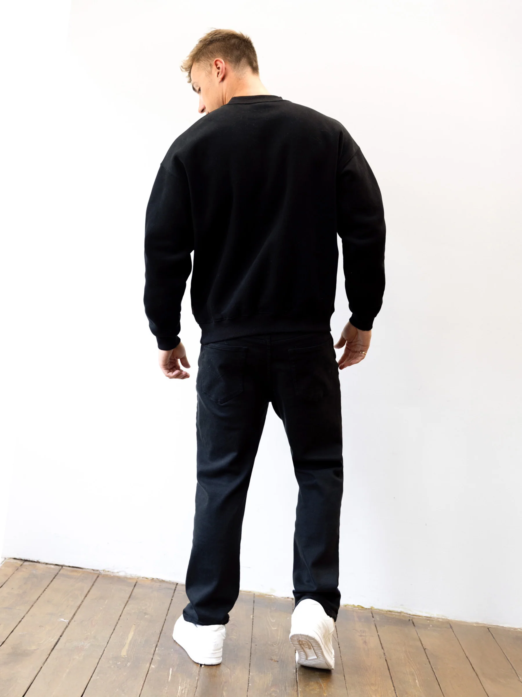 Apex 610 Relaxed Jumper - Black - Image 4