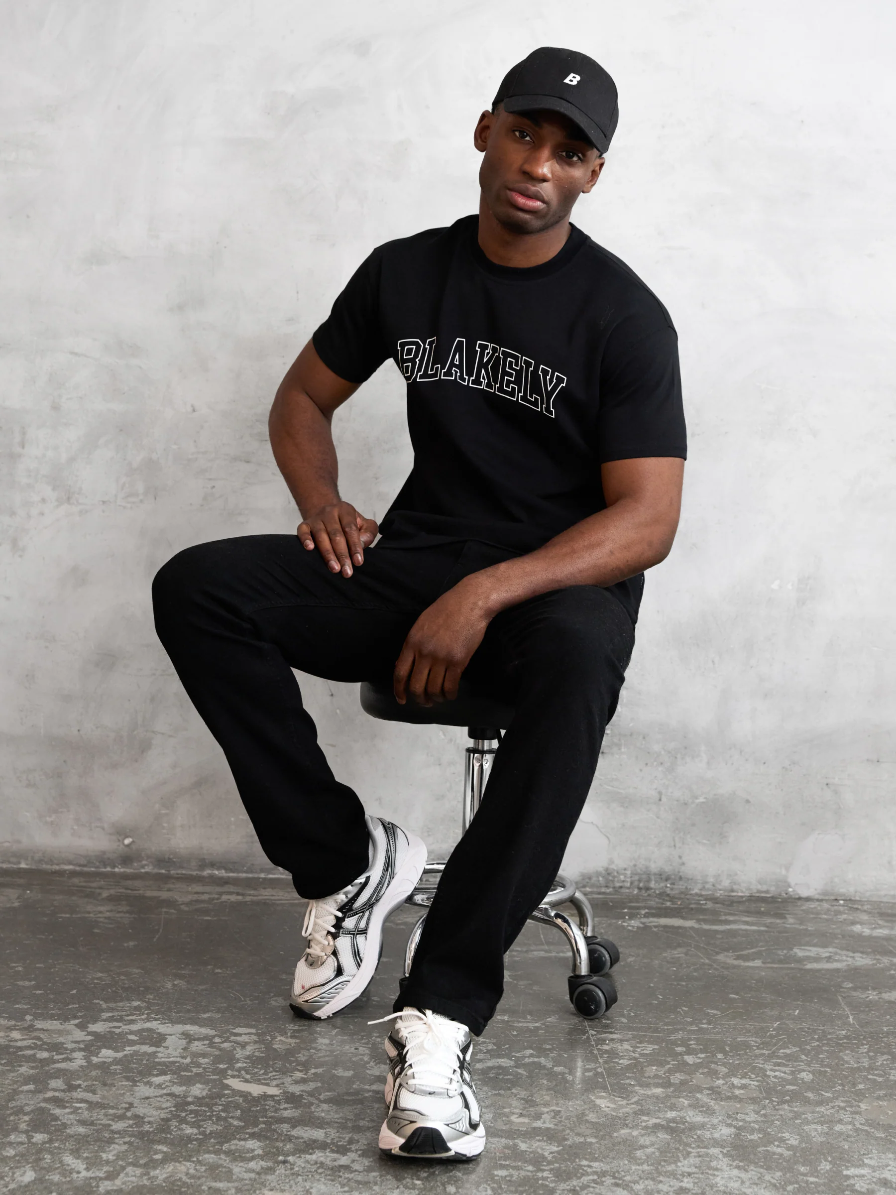 Outline Varsity Relaxed T-Shirt - Black - Image 6